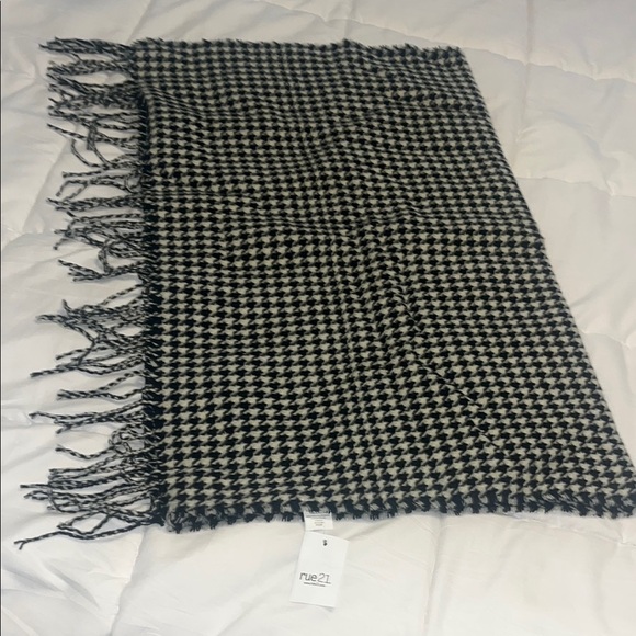 Rue21 Classic Black and White Houndstooth Wrap - Picture 1 of 7